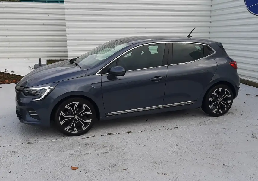 Renault Clio V TCE 90 Intens gris titanium vue de profil côté gauche, avec jantes alliage noires et chromées.