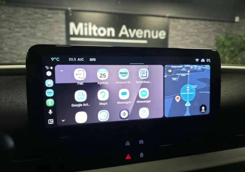 Écran tactile central du tableau de bord de la Fiat 600 rouge, affichant navigation et applications connectées.