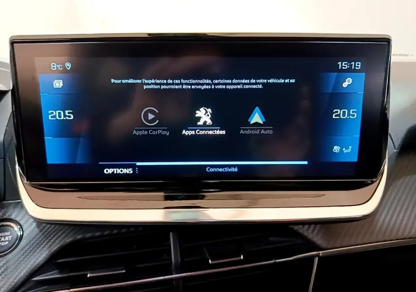 Écran tactile central affichant Apple CarPlay et Android Auto dans le tableau de bord d’un Peugeot 2008 orange.