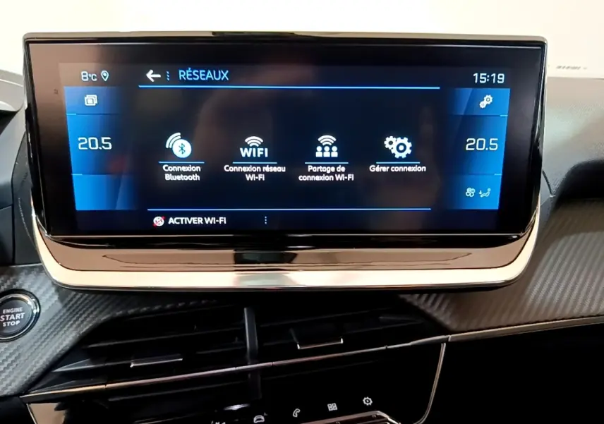 Tableau de bord de Peugeot 2008 orange, affichage tactile 10 pouces avec options connectivité Wi-Fi et Bluetooth.