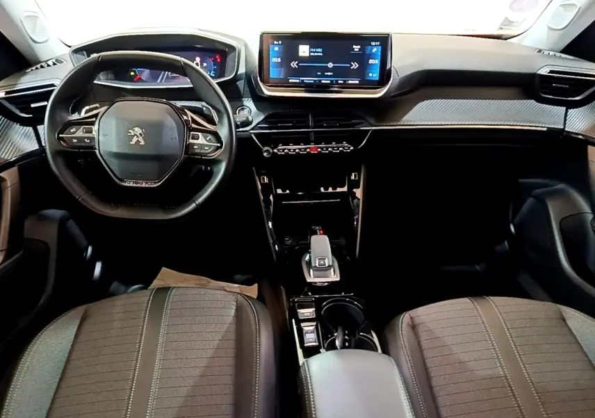 Vue intérieure avant du Peugeot 2008 PureTech 130, volant compact, écran tactile 10 pouces et console centrale moderne.