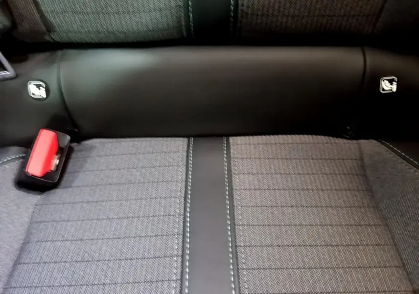 Gros plan sur la banquette arrière grise avec coutures contrastées et ceinture de sécurité rouge du Peugeot 2008 2021.