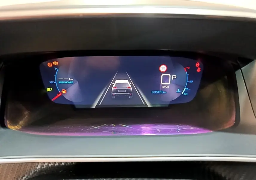 Affichage numérique du tableau de bord Peugeot 2008 PureTech 130, avec indicateur de vitesse et autonomie.