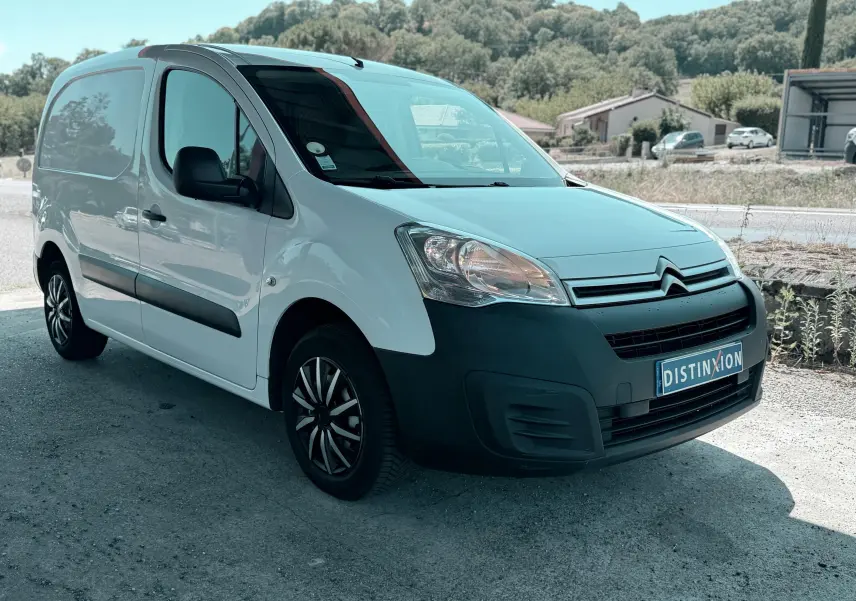 Citroën Berlingo blanc en vue 3/4 avant droit, avec pare-chocs noir mat et jantes noires à motifs.