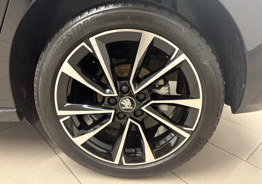 Gros plan sur la jante alliage noire et argentée de la SKODA FABIA 2025 en peinture nacrée Noir Magic.