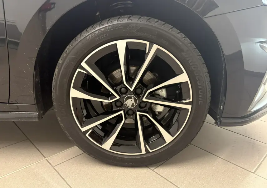 Gros plan sur la roue avant gauche de la Skoda Fabia Monte Carlo 2025 en Noir Magic nacré avec jante alliage noire et argent.