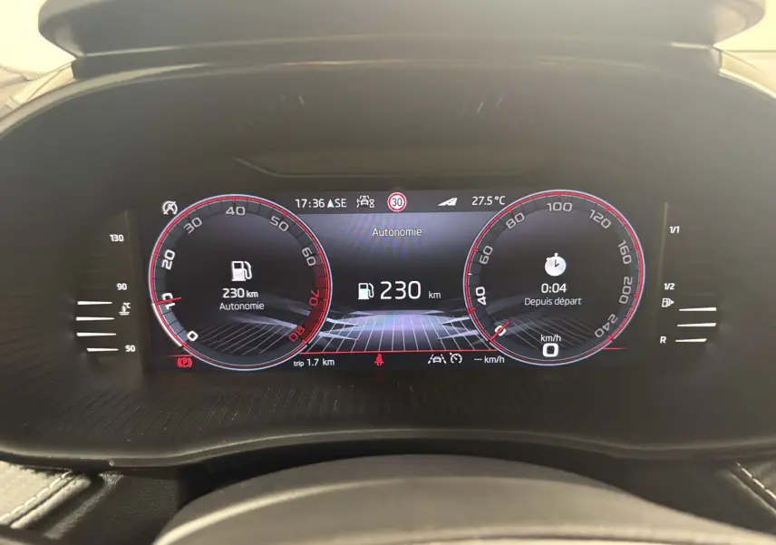 Tableau de bord numérique de la Skoda Fabia 2025 montrant l'autonomie et la vitesse à 0 km/h, vue frontale intérieure.