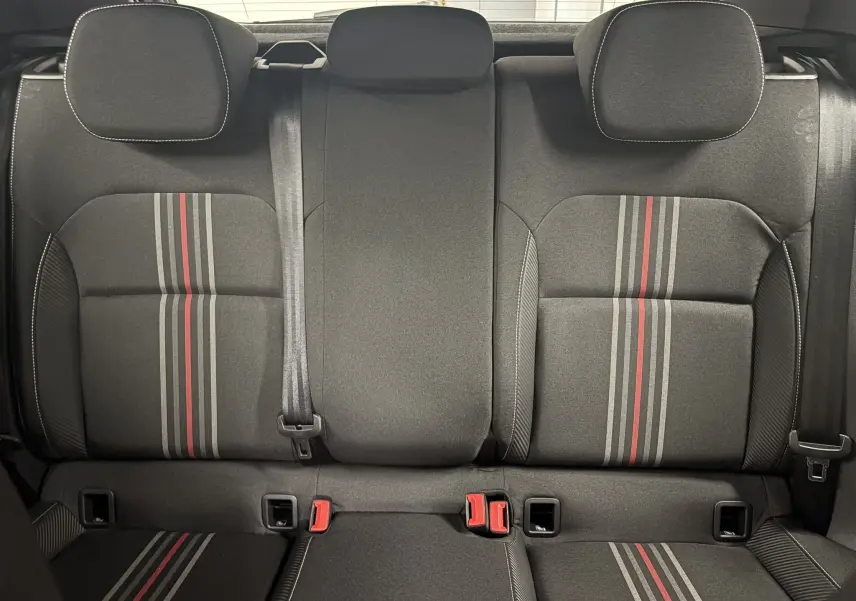 Vue intérieure arrière des sièges noirs avec bandes grises et rouges, Skoda Fabia Monte Carlo 2025.