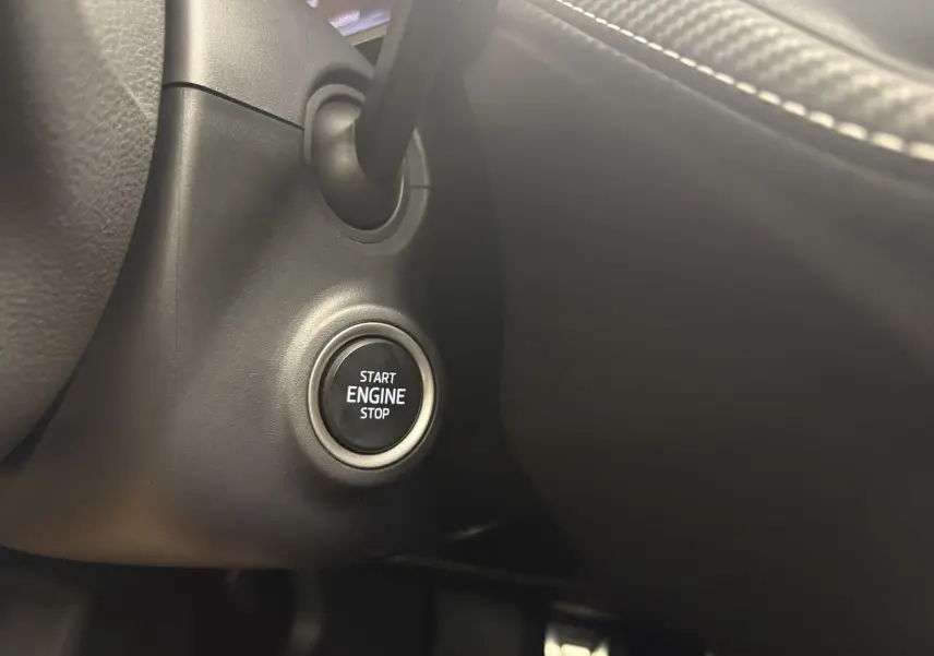 Gros plan sur le bouton start/stop moteur dans l’habitacle noir de la Skoda Fabia Monte Carlo 2025.
