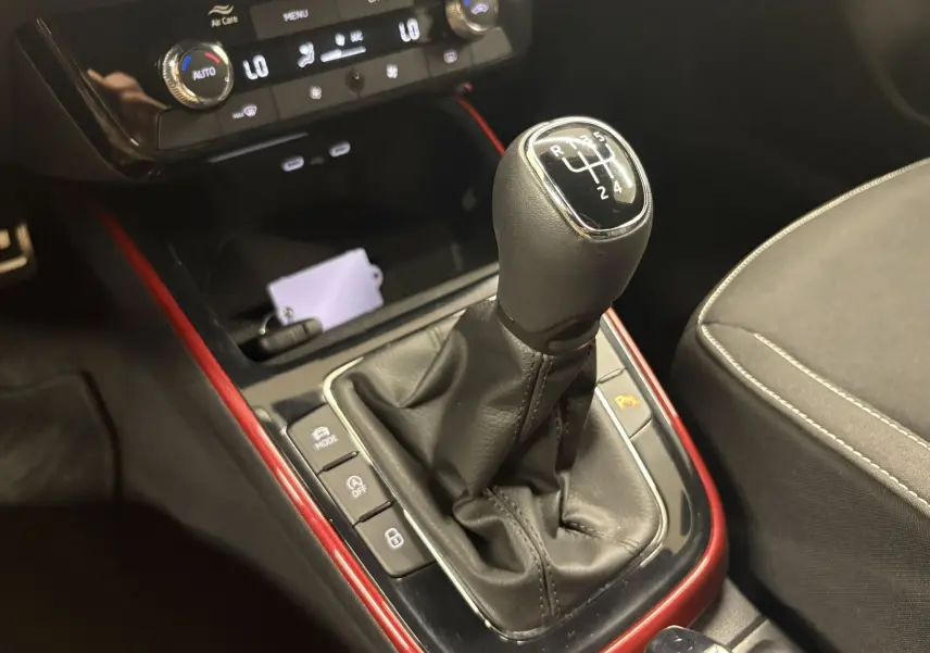 Gros plan sur la commande de boîte manuelle de la Skoda Fabia Monte Carlo 2025 avec surpiqûres rouges autour du levier.