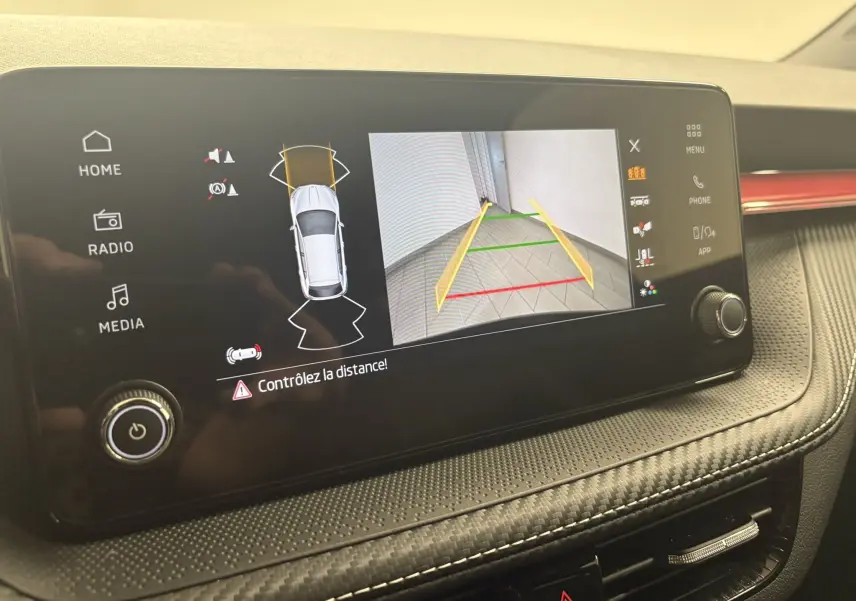 Écran multimédia de la Skoda Fabia 2025 affichant la caméra de recul avec guidage et alertes de distance.