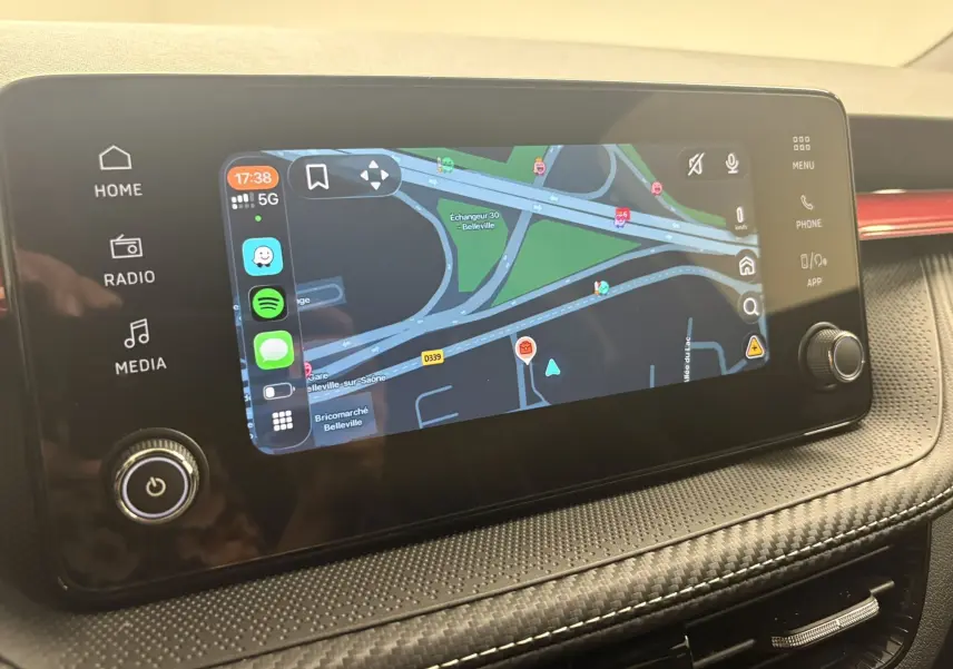 Écran tactile central de la Skoda Fabia 2025 affichant un GPS avec interface connectée, entouré d'une finition noire texturée.