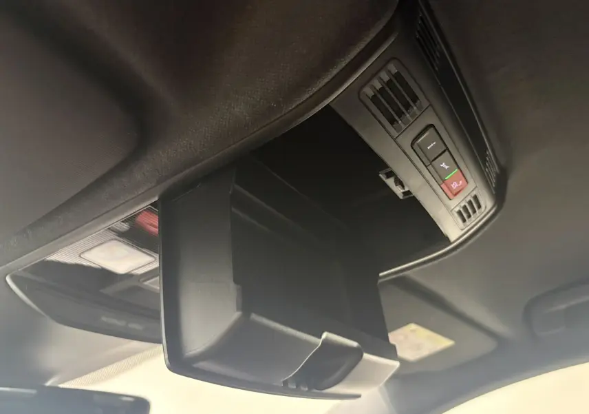 Rangement ouvert au plafond intérieur de la Skoda Fabia Monte Carlo 2025, avec commandes et éclairage intégrés.