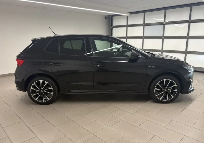 Profil droit de la Skoda Fabia Monte Carlo 2025 en noir Magic nacré, avec jantes alliage et détails sportifs visibles.