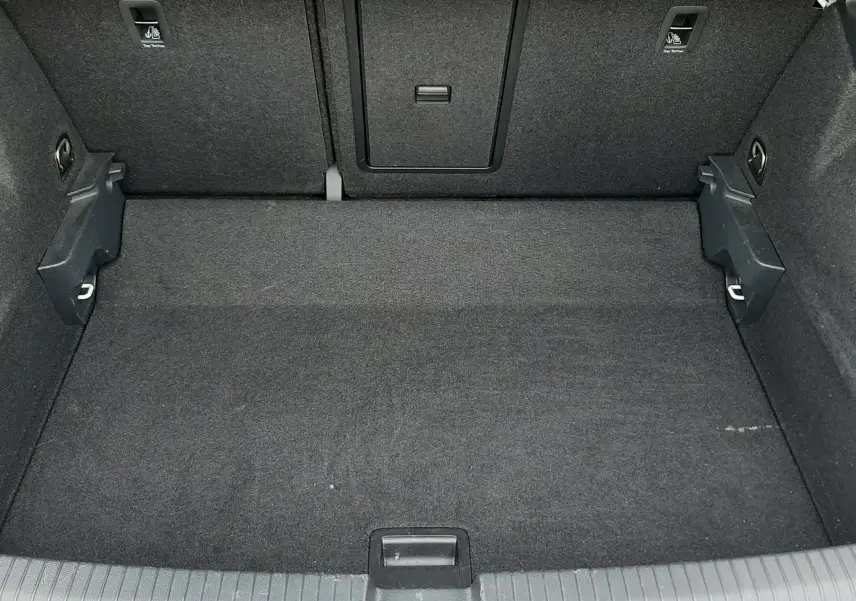 Coffre ouvert du Volkswagen T-Roc 2.0 TDI 150ch Style 2022, vue intérieure montrant un espace de chargement propre et noir.