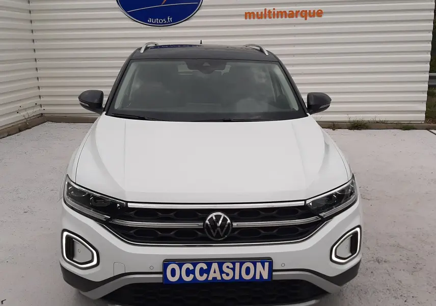 Volkswagen T-Roc 2.0 TDI 150ch Style blanc pur avec toit noir, vue de face, calandre et feux LED visibles.