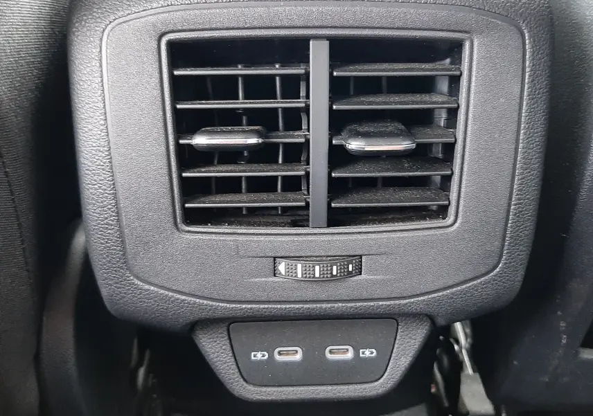 Gros plan sur la sortie d’air arrière noire avec deux ports USB-C du Volkswagen T-Roc 2.0 TDI 150CH Style 2022.