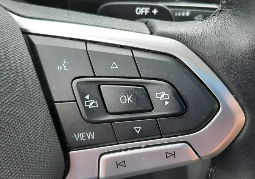 Gros plan sur les commandes multifonctions noires et argentées du volant du Volkswagen T-Roc 2.0 TDI 150ch Style 2022.