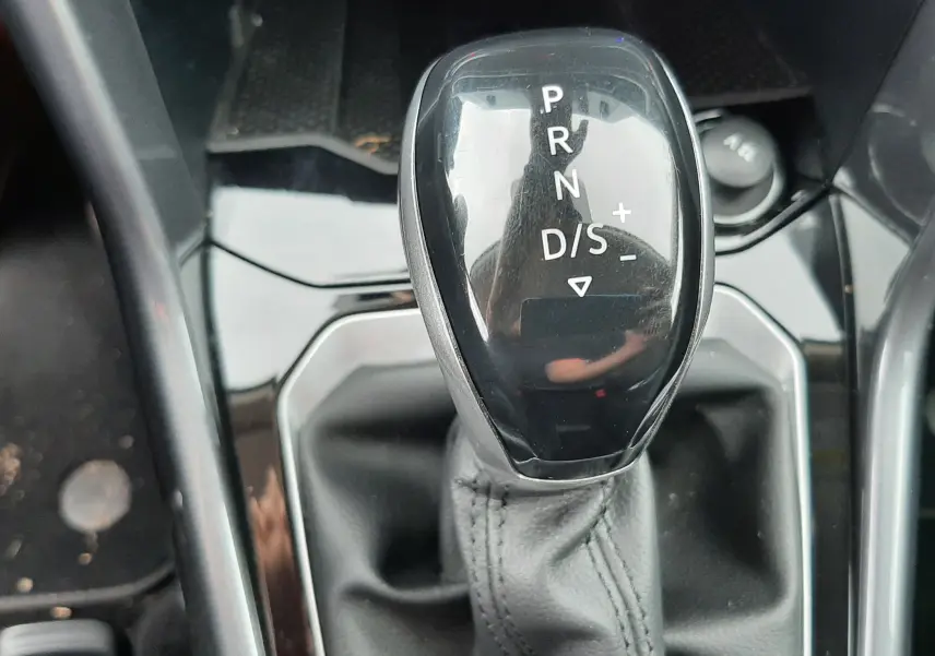 Le levier de vitesses automatique noir brillant du Volkswagen T-Roc 2.0 TDI 150CH STYLE DSG7, vu de dessus.