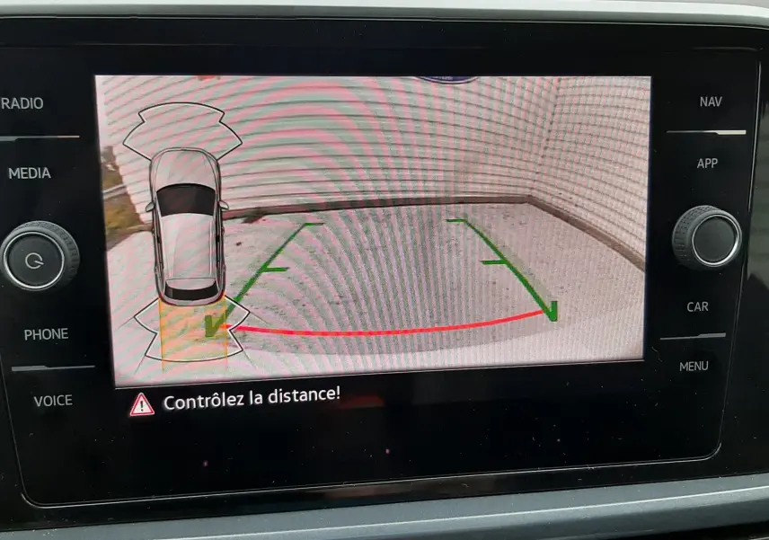 Écran de caméra de recul du Volkswagen T-Roc blanc toit noir, avec guidage de trajectoire et avertissement de distance.
