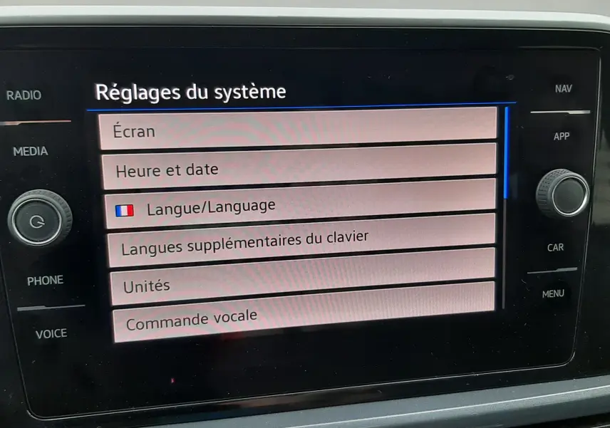 Écran tactile du système multimédia du Volkswagen T-Roc 2.0 TDI 150CH Style, affichant les réglages de langue.