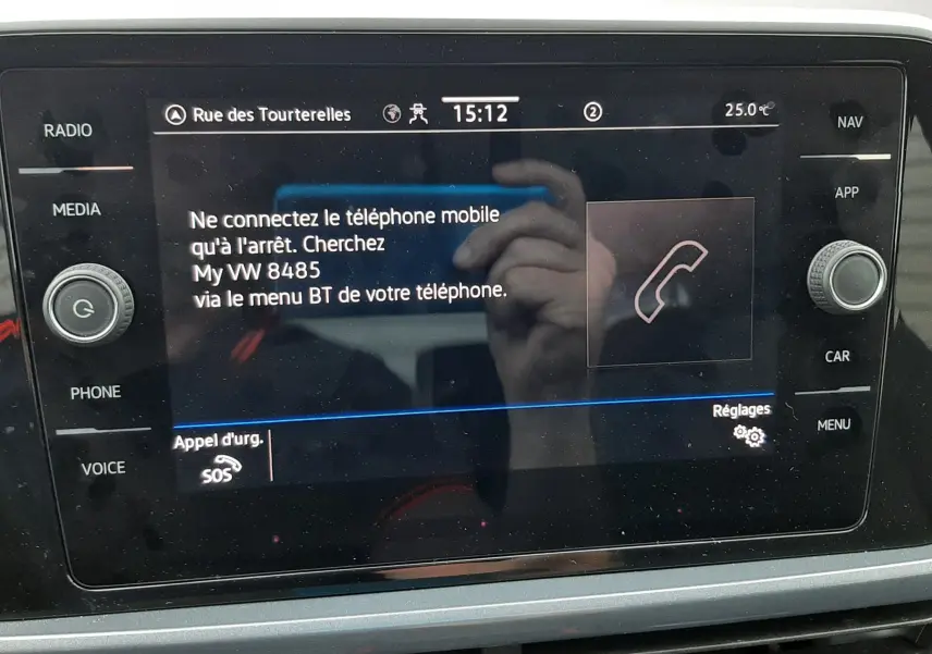 Écran tactile central du Volkswagen T-Roc 2022 affichant les instructions de connexion Bluetooth, avec commandes autour.