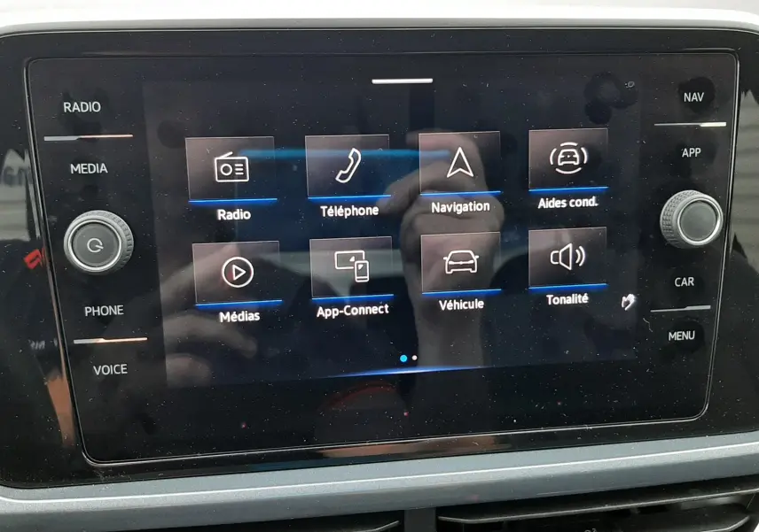 Écran tactile central du Volkswagen T-Roc 2.0 TDI 150ch Style 2022 affichant les options radio, téléphone, navigation et aides à la conduite.
