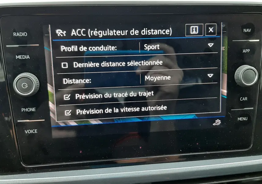 Écran central du Volkswagen T-Roc blanc pur avec toit noir, affichant les réglages du régulateur de distance ACC.
