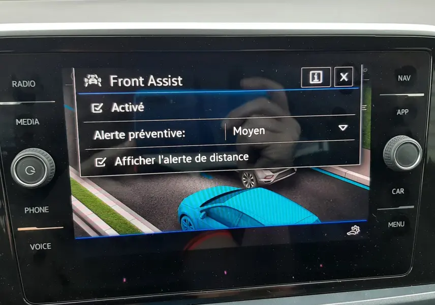 Écran tactile du tableau de bord montrant l'activation de l'assistance Front Assist dans un Volkswagen T-Roc.