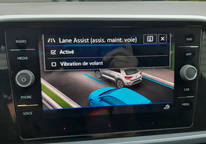 Affichage intérieur du système d'assistance de maintien de voie actif sur écran tactile d'un Volkswagen T-Roc 2022.