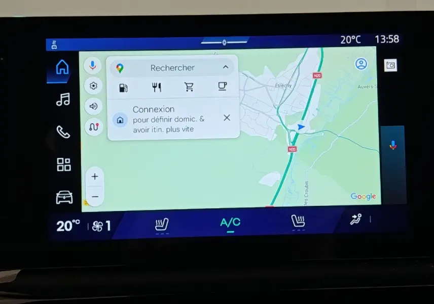 Écran tactile central de navigation 3D de la Renault Clio Techno TCe 115 gris foncé, affichage multifonctions lumineux.