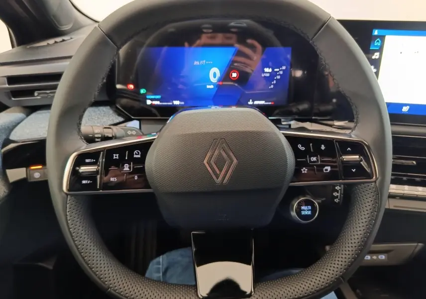 Vue rapprochée du volant multifonctions Renault Clio 2026 avec affichage numérique et commandes intégrées.