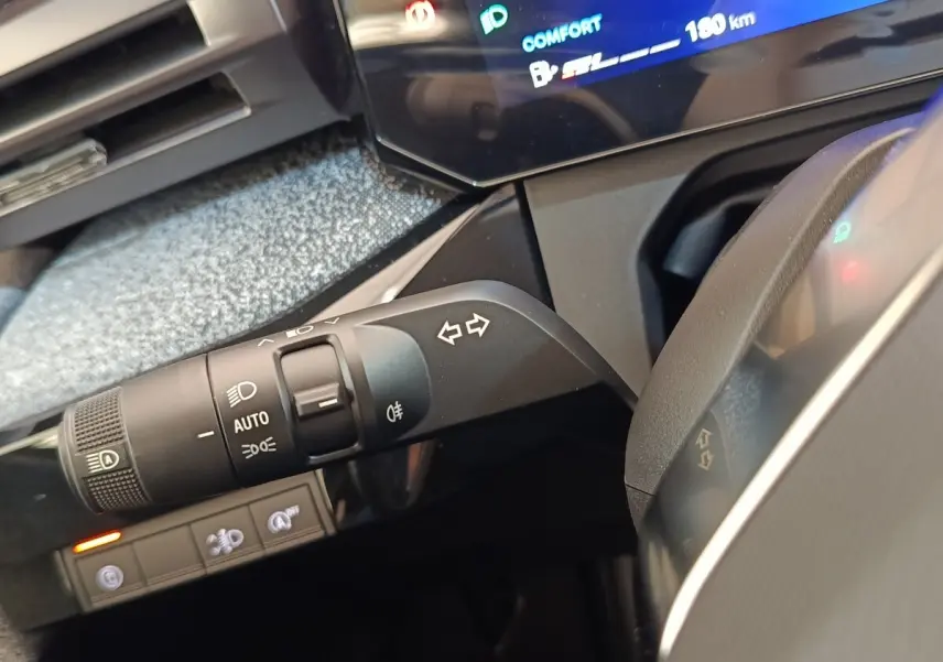 Gros plan sur la commande des clignotants et phares dans l’habitacle de la Renault Clio Techno TCe 115 2026.
