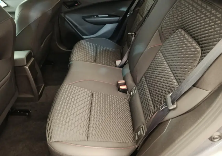Vue intérieure côté droit des sièges arrière gris foncé avec surpiqûres rouges de la Renault Clio Techno TCe 115 ch 2026.