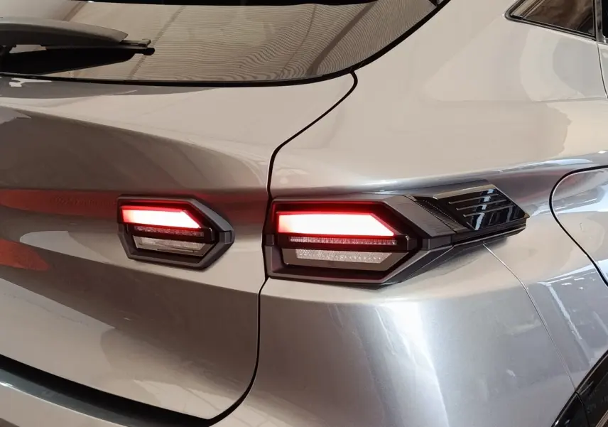 Gros plan sur les feux arrière allumés côté gauche d’une Renault Clio Techno TCe 115 gris foncé 2026.