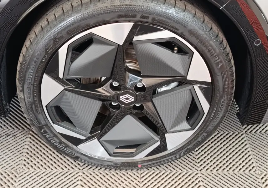Gros plan sur la jante avant droite de la Renault Clio gris foncé, avec un design moderne et pneus Continental.