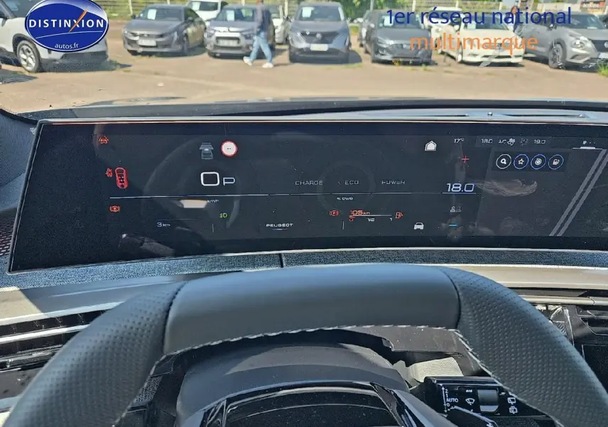 Vue intérieure du tableau de bord numérique du Peugeot 5008 gris titane, avec volant cuir multifonction en premier plan.