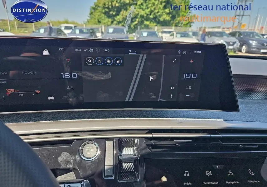 Tableau de bord et écran tactile du Peugeot 5008 Hybrid 145 GT gris titane, vue intérieure avant avec commandes modernes.