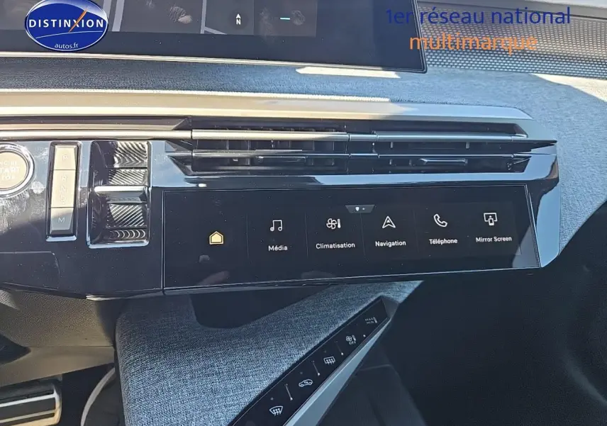 Tableau de bord moderne du Peugeot 5008 Hybrid gris titane avec écran tactile et commandes digitales visibles de face.