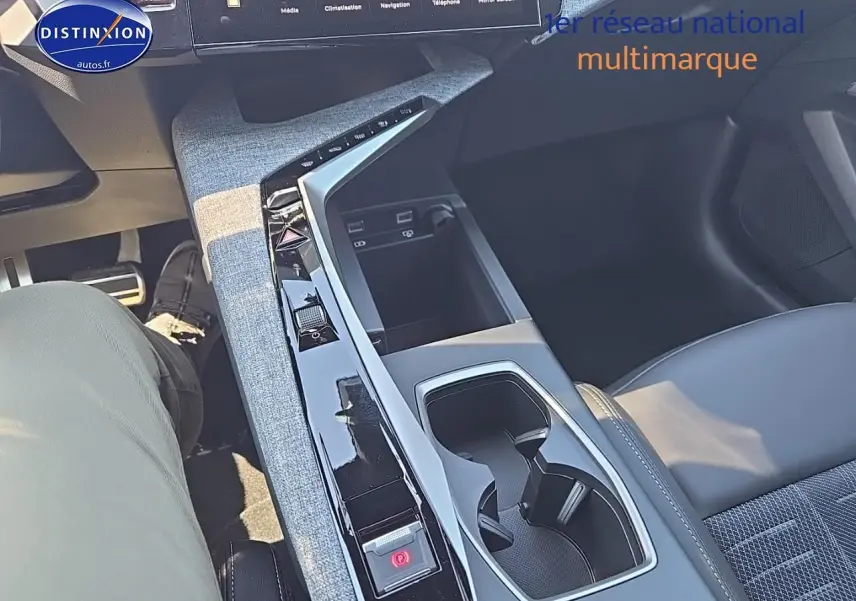 Vue intérieure centrée sur la console centrale et sièges cuir gris du Peugeot 5008 Hybrid 145 GT e-dcs6 2025.