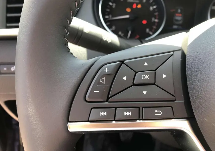 Gros plan sur les commandes multifonctions du volant noir du Nissan Qashqai 2019, version 1.3 DIG-T N-Connecta.