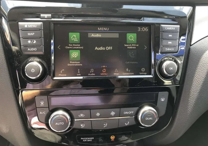 Tableau de bord du Nissan Qashqai 2019 avec écran tactile central et commandes de climatisation en gros plan.