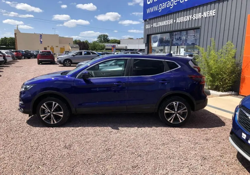 Nissan Qashqai 1.3 DIG-T N-Connecta bleu, vue profil côté gauche sur parking extérieur ensoleillé.