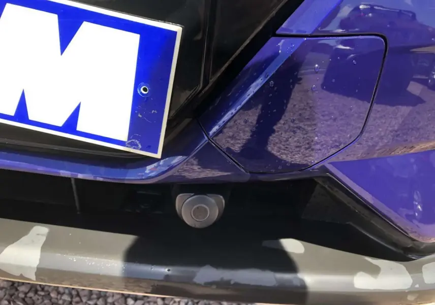 Gros plan sur l'arrière bleu métallisé du Nissan Qashqai 2019, mettant en valeur la caméra de recul sous la plaque.