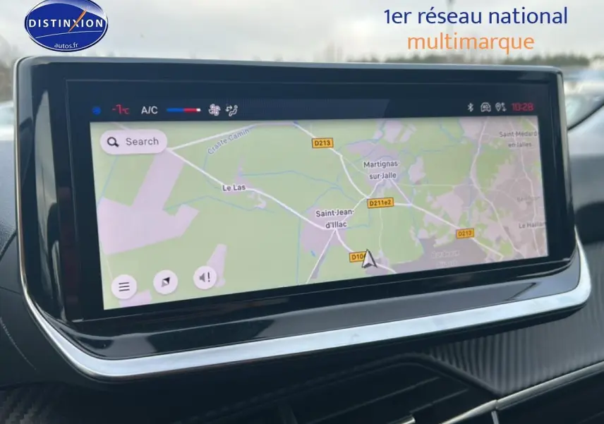 Écran tactile central affichant la navigation GPS dans l'habitacle d'une Peugeot 208 gris Artense.