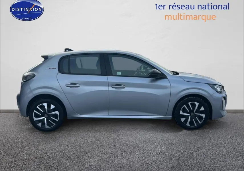 Profil droit d'une Peugeot 208 1.2 100 Style gris Artense avec jantes au design moderne sur fond neutre.