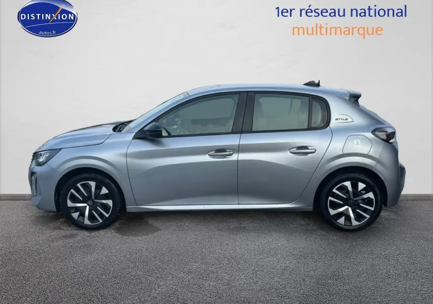 Peugeot 208 1.2 100 Style gris artense vue de profil côté gauche avec jantes noires et grises modernes.