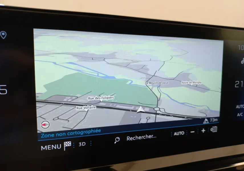 Écran tactile du système de navigation 3D du Peugeot 5008, affichage clair avec carte et options en bas.