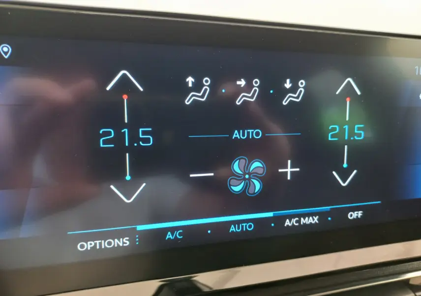 Affichage tactile de la climatisation automatique du Peugeot 5008, réglée à 21,5 degrés des deux côtés.