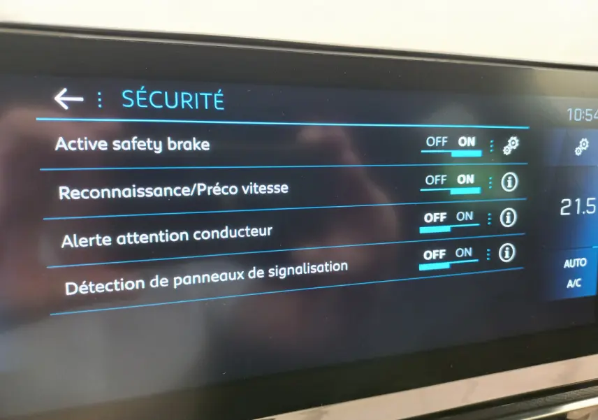 Écran tactile intérieur du Peugeot 5008 2021 affichant les réglages de sécurité activés.